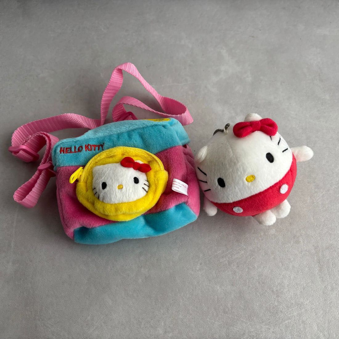 hello-kitty-camera-shaped-pouch-round-plush-keychain-otakupopmall