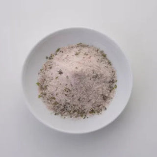 gujo-wasabiya-rock-salt-with-dried-wasabi-and-grinder03